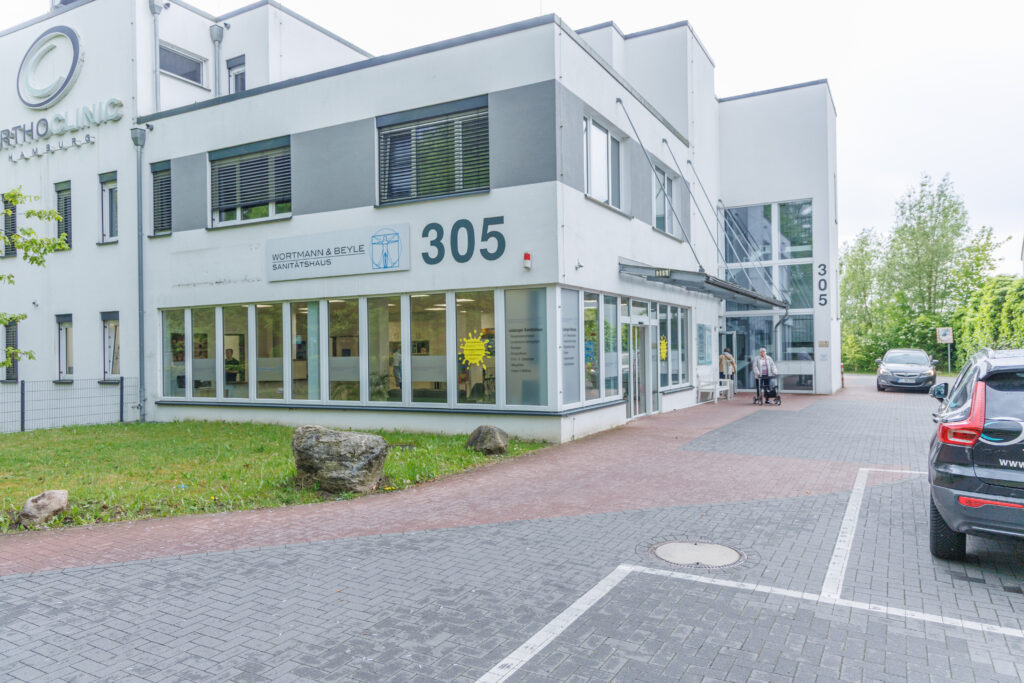 Eingang des Therapiezentrums Schnelsen in der Holsteiner Chaussee 305 in Hamburg mit Stellplätzen vor dem Haus