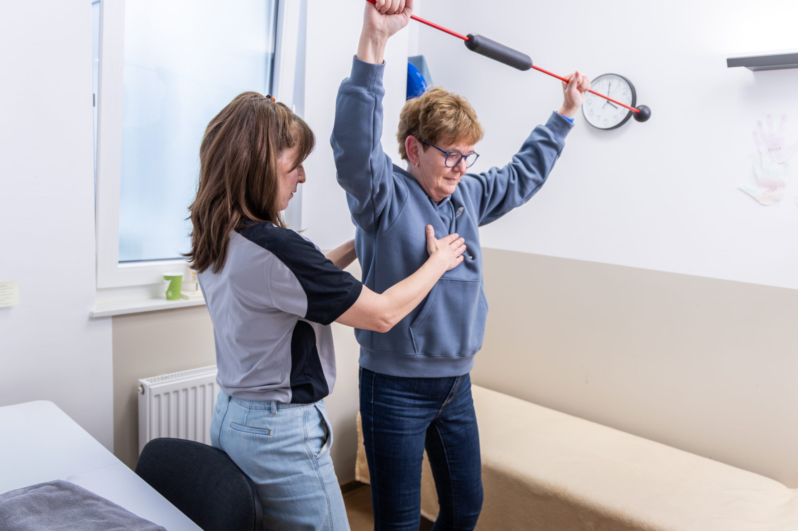 Therapeut betreut einen Patienten beim Training
